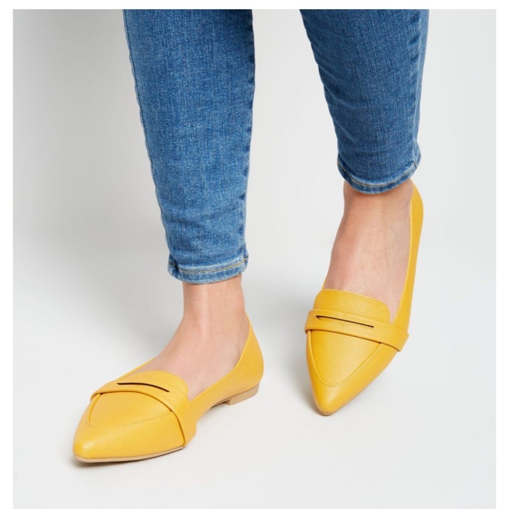 Pointed toe, leather look,mustard flats “New Look”